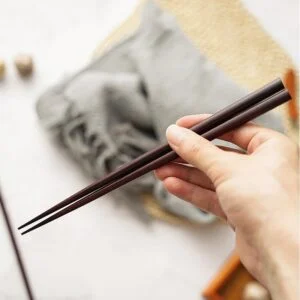 Couvert Japonais en bois laqué